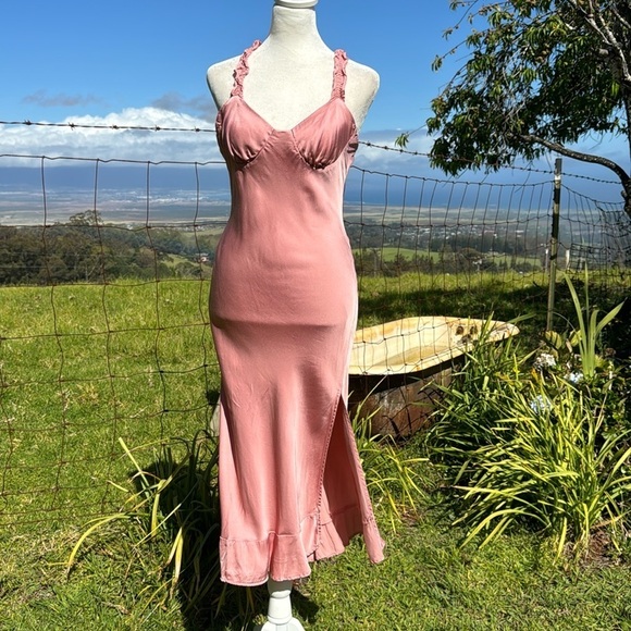Revolve Cross Back Ruffle Strap Dress Blush
ASTR the Label Retro Old Hollywood - Picture 2 of 9